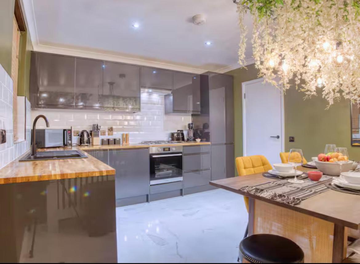 The Zen Den With Hot Tub And Garden Villa Londen Buitenkant foto